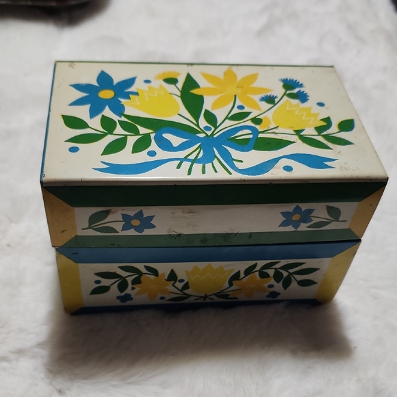 VINTAGE  metal  recipe box Other - Floral Decorative Metal Box with Blue and Yellow Design RECIPE BOX. VINTAGE.